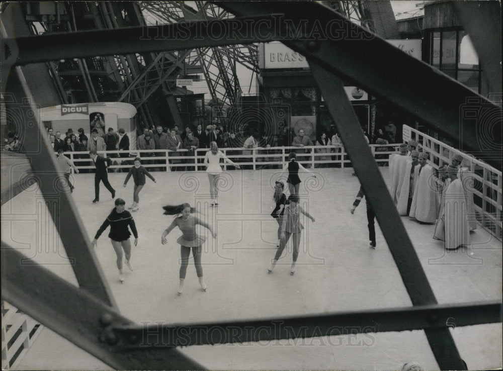 1969 Press Photo Ice-Capade Skaters at the Eiffel Tower - Historic Images