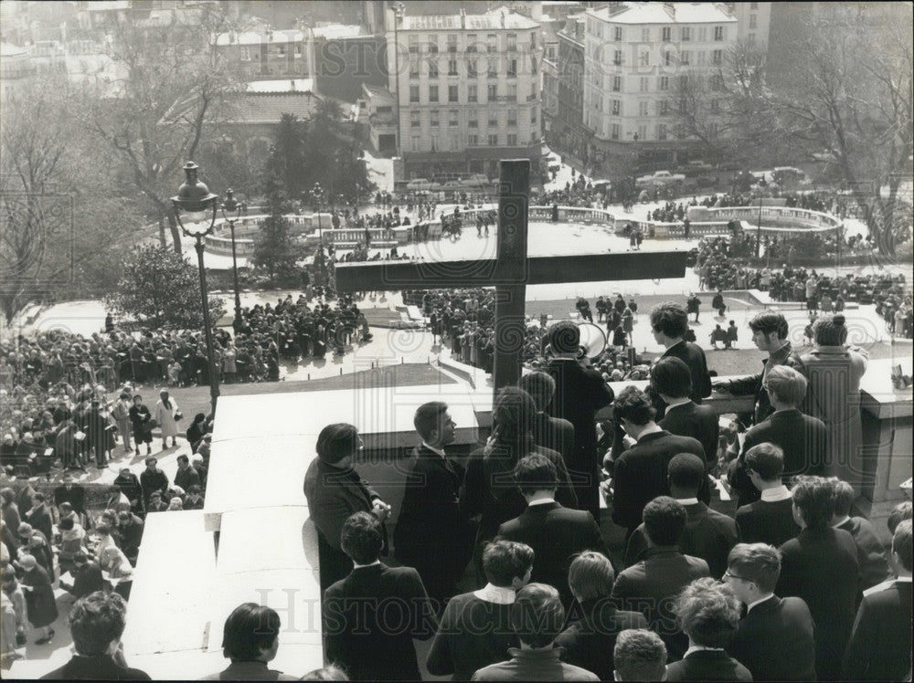 1969 Press Photo Workers Make Pilgrimage to Sacre Coeur in Montmartre-Historic Images