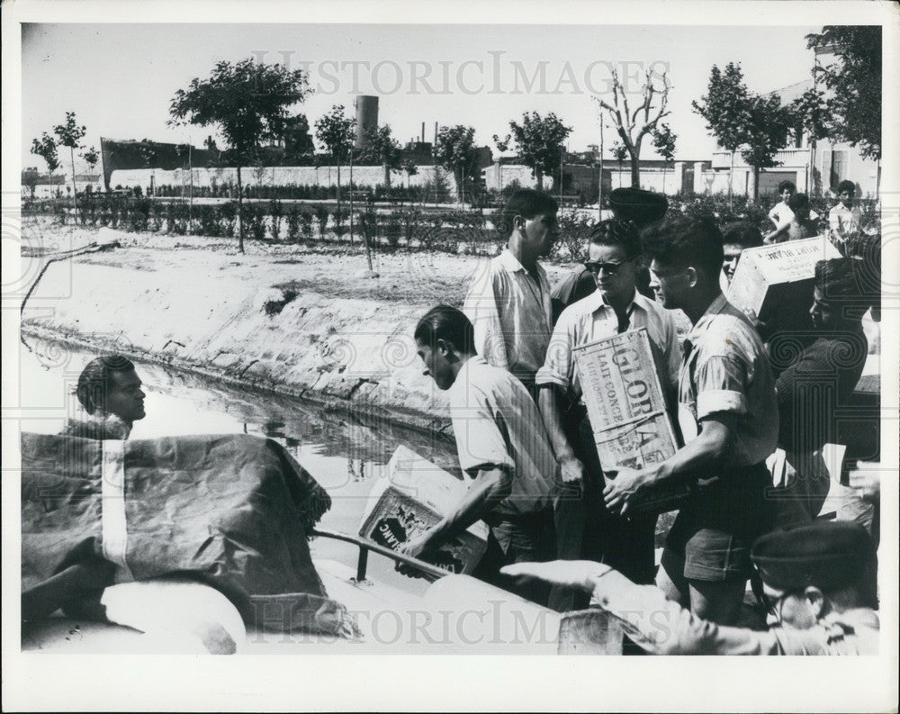1947 Members of Young Scientists Load Samples of Virus for Lab - Historic Images