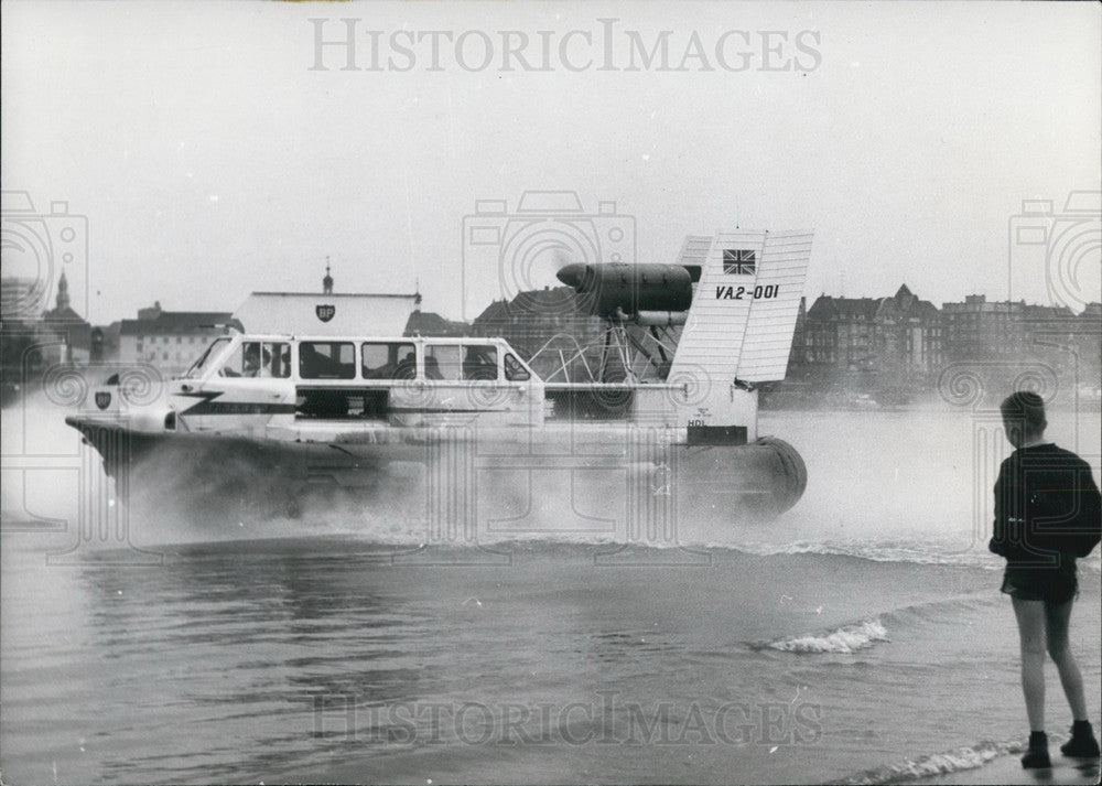 1964 Press Photo British Hoverboat in in Duesseldorf. British Week in Germany. - Historic Images