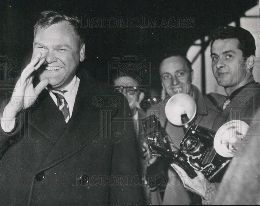 1953 Press Photo American Journalist John Roderick. Paris. Gare du Nord.-Historic Images