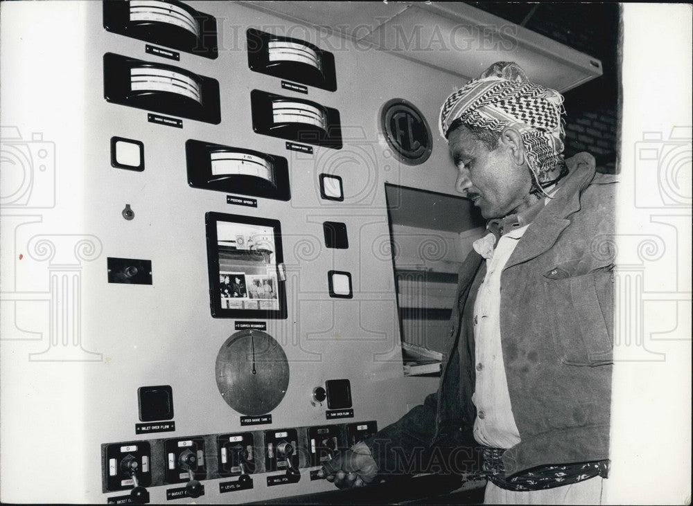Press Photo A Kurd at work in a factory - Historic Images