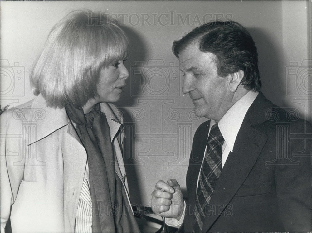 1975 Edouard Molinaro Directs Mireille Darc in "The Pink Telephone" - Historic Images