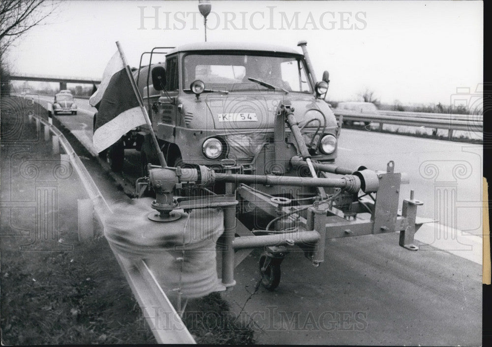 1964 Press Photo Köln Autobahn Guardrail Washing Machine. - Historic Images