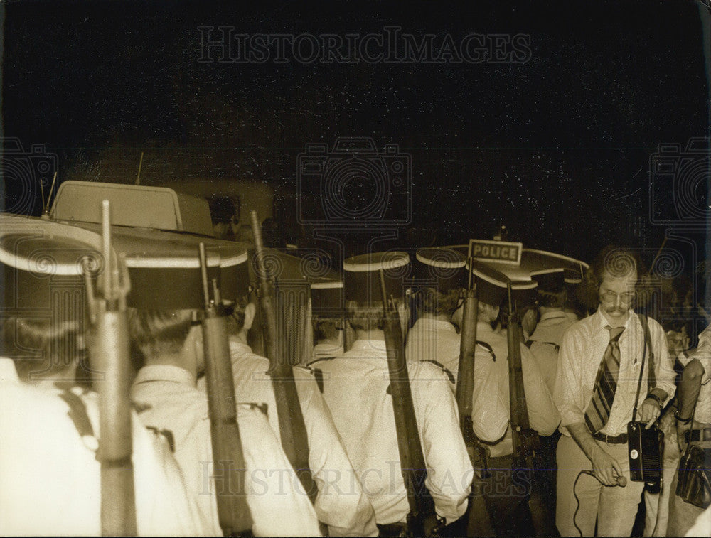 1973 Press Photo Police Forces Carry Rifles Prepare to Raid Saudi Embassy Paris - Historic Images