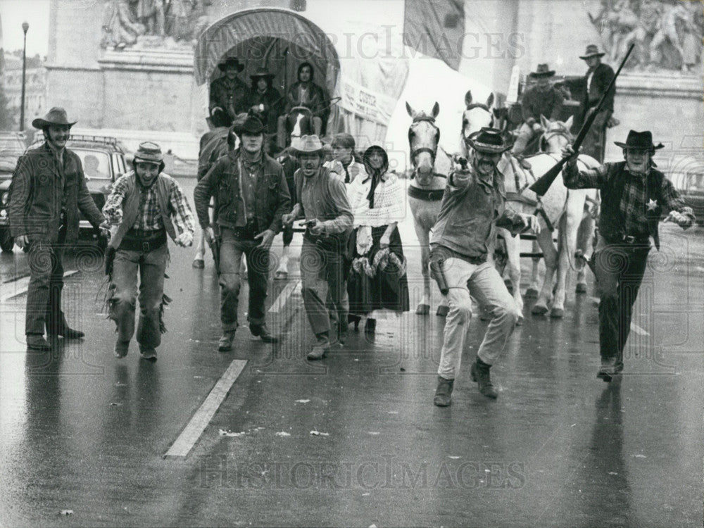 1968 Press Photo Movie &quot;Men of the West&quot; on the Champs Elysees - Historic Images