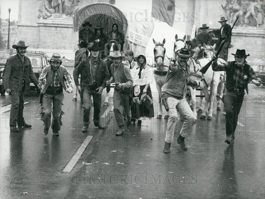 1968 Press Photo Movie "Men of the West" on the Champs Elysees - Historic Images
