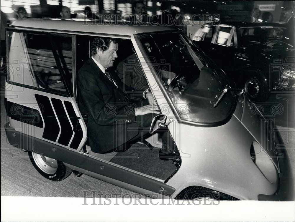 1973 Paris Auto Show: Olivier Guichard in the "Minima" - Historic Images