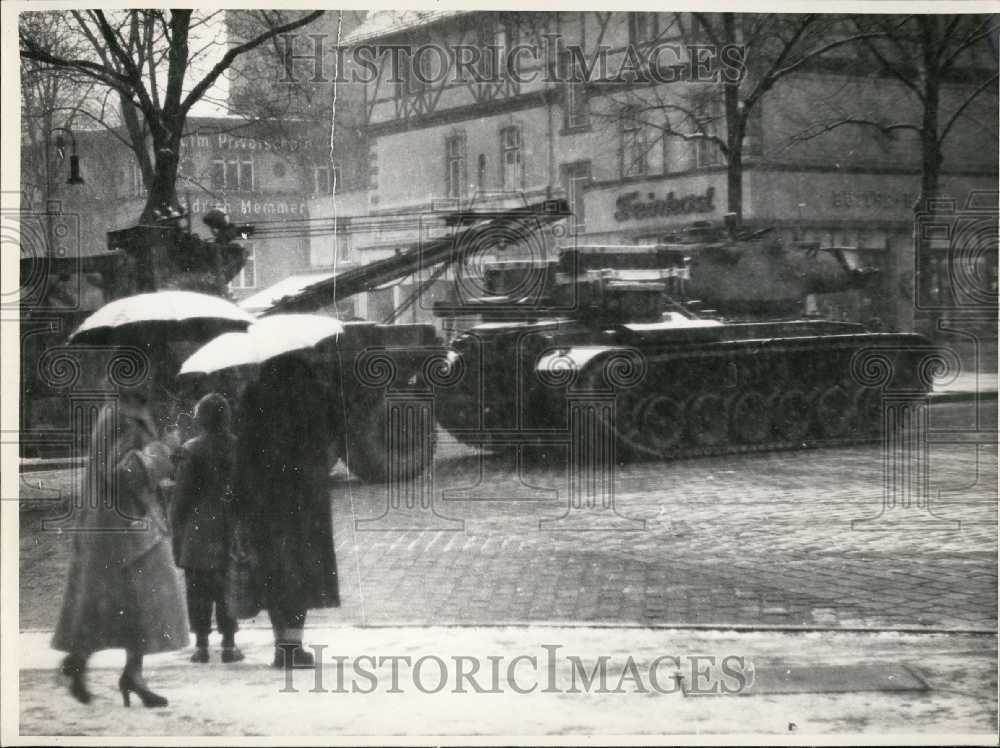 1952 Press Photo US Tanks in Berlin. Heading to Barracks for Snowstorm. - Historic Images