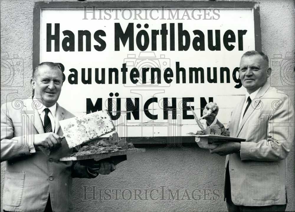 1968 Press Photo Two Chefs Make Sign for Restaurant. Munich.-Historic Images