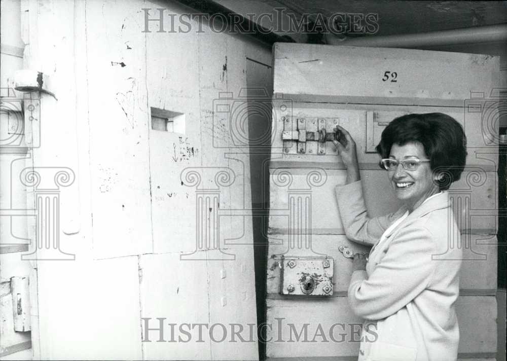 1969 Press Photo Heinz Kaehn Wife. Doors of Klingelpaetz Prison. - Historic Images