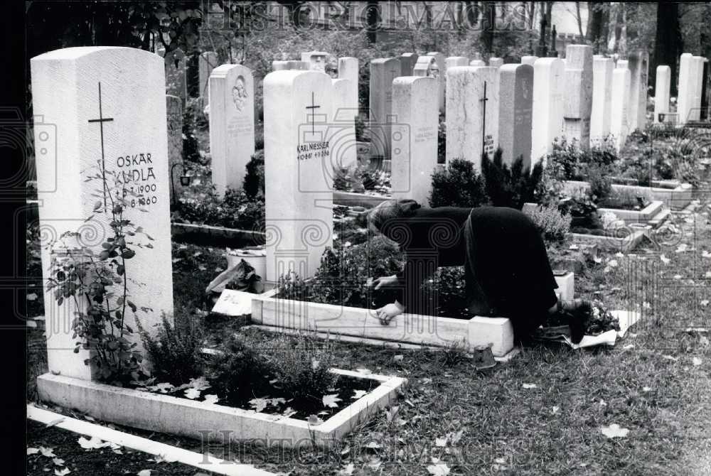 1969 Press Photo Woman at Lover&#39;s Grave. All Saint&#39;s Day. - Historic Images