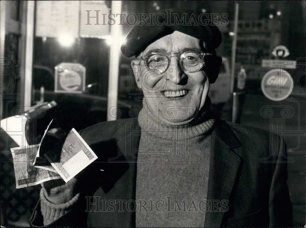 1975 Press Photo Mr. Garcia Holding his Reward after Turning in a Lost Wallet - Historic Images