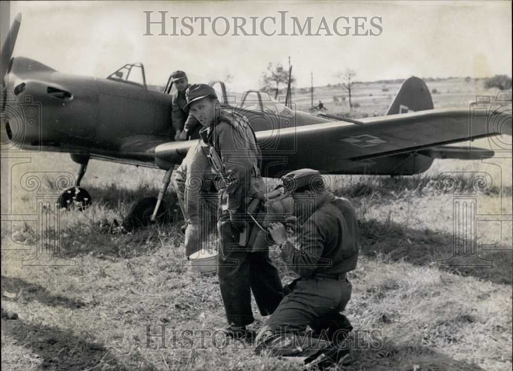 1963 Press Photo Soldiers in front of plane.-Historic Images