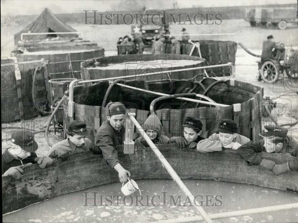 1954 Press Photo US Soldiers Pump Water for Salmünster, Germany. - Historic Images