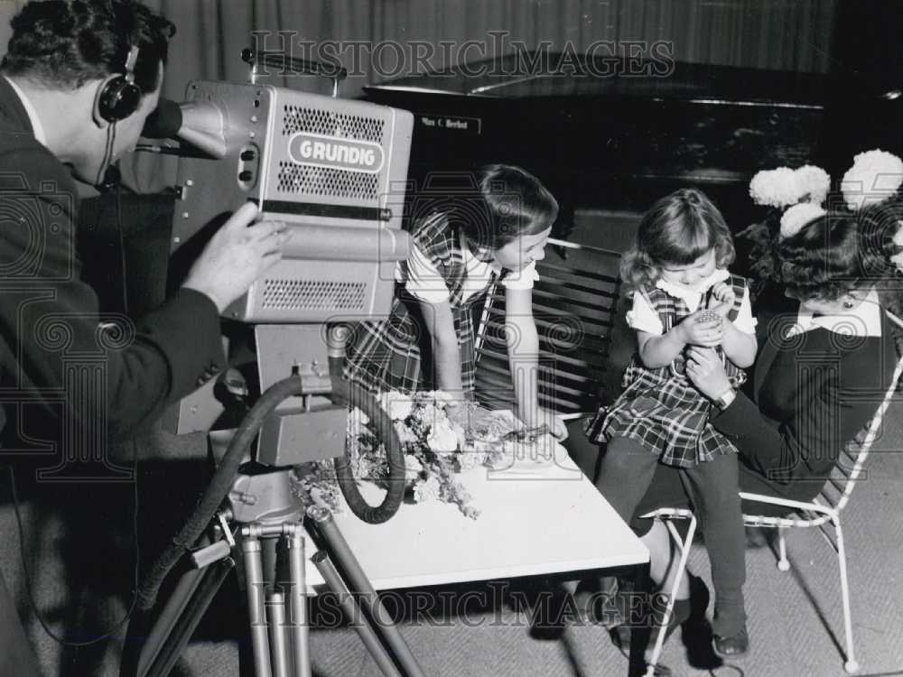 1953 Press Photo Television Exhibition in Hamburg's Planten un Blomen.-Historic Images