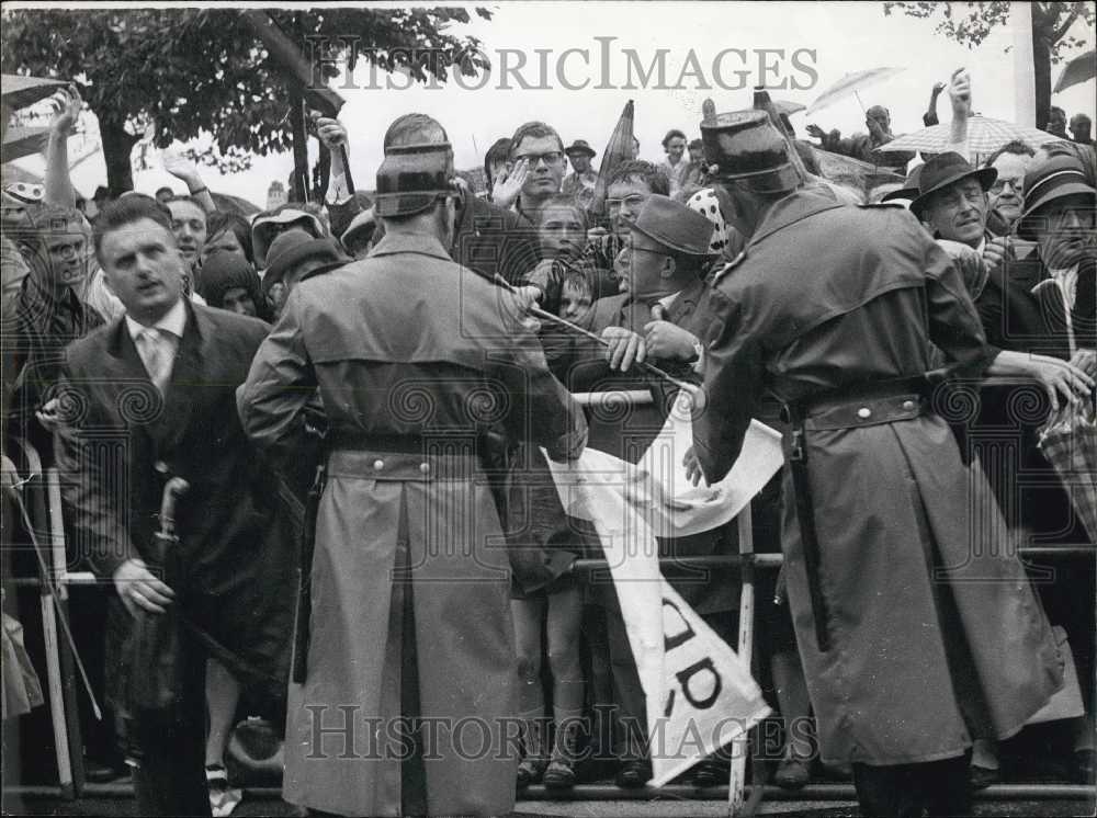 1962 Press Photo Police Intervene to Stop Protesters in Dusseldorf - Historic Images