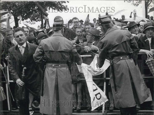 1962 Press Photo Police Intervene to Stop Protesters in Dusseldorf - Historic Images