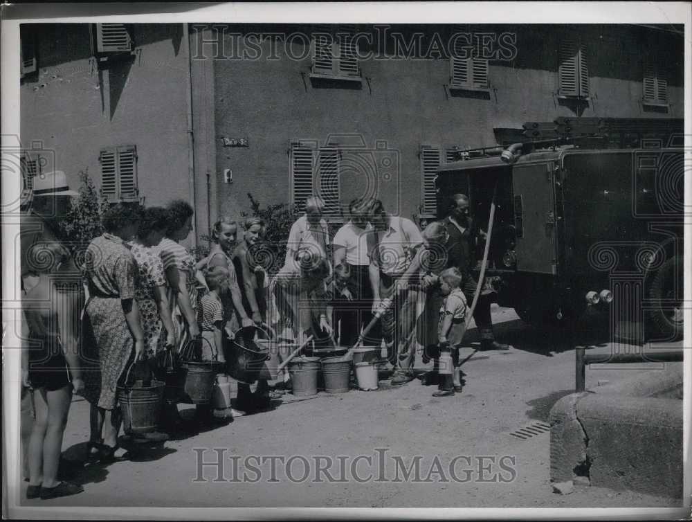 1952 Press Photo Firemen Give Residents Water. Heatwave. Germany-Historic Images