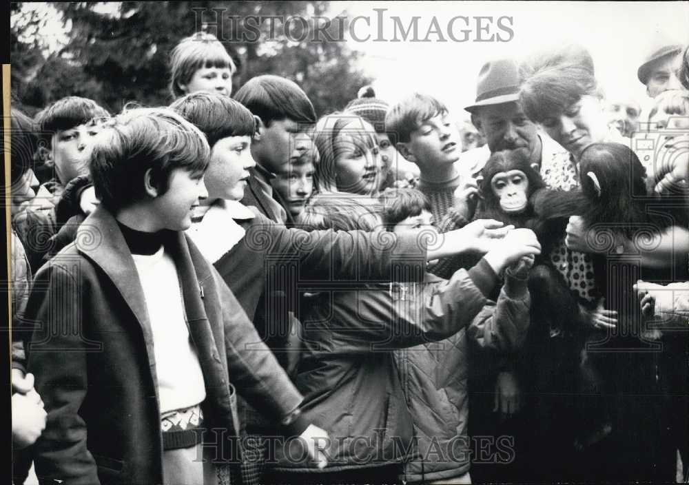 1967 Press Photo Children from Wales Pet Chimp. Hellabrunn Zoo.-Historic Images