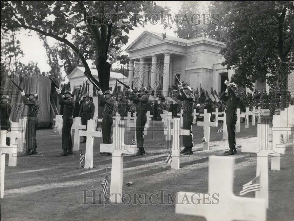 1952 Press Photo American Soldiers Killed in Two World Wars Honored at Suresnes - Historic Images