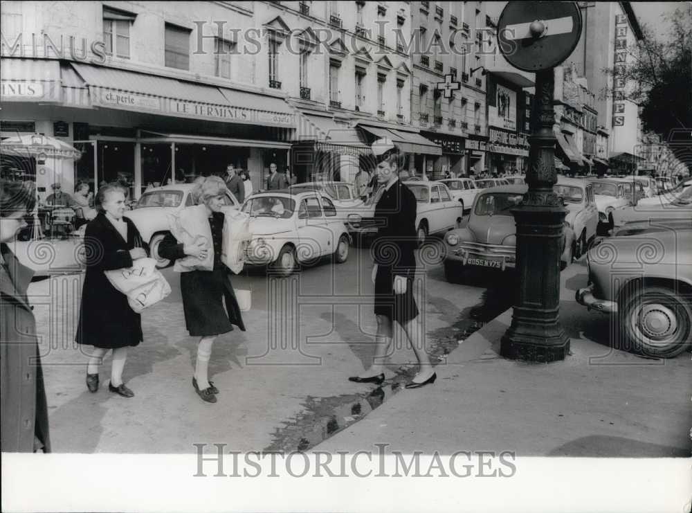 1967 Press Photo Israeli Traffic Cops Study in Paris, France-Historic Images