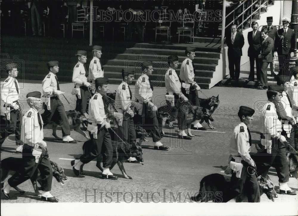 1972 Press Photo Dogs of 2nd Region Aerial Unit Take Part in Bastille Day Parade - Historic Images