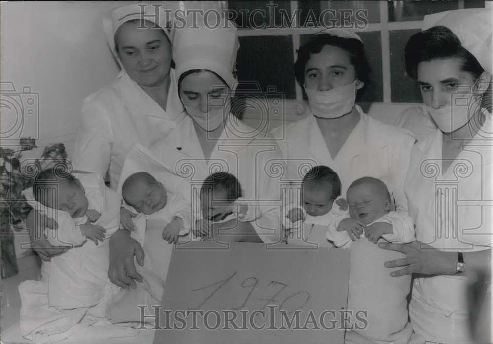 1970 Press Photo New Years Day Births at St. Vincent of Paul's Hospital in Paris-Historic Images