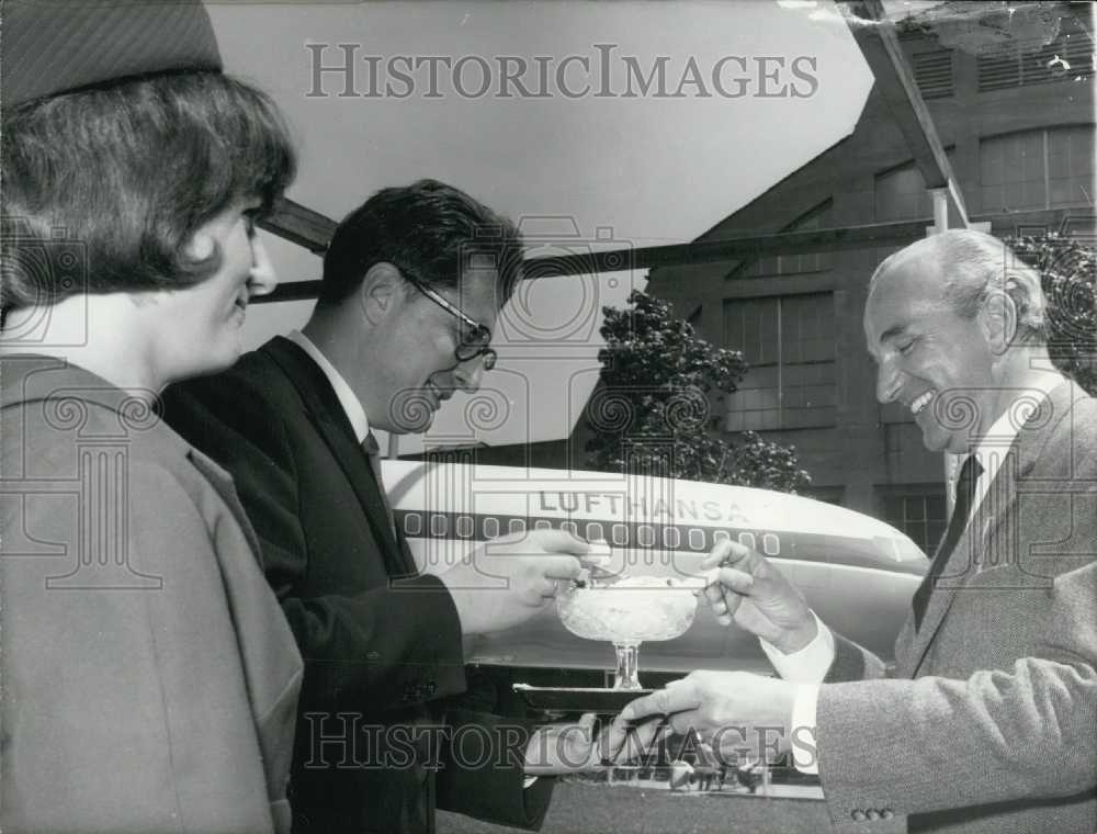 1966, Munich Mayor Dr. Jochen Vogel. Lufthansa VIP Matthias Gleim. - Historic Images