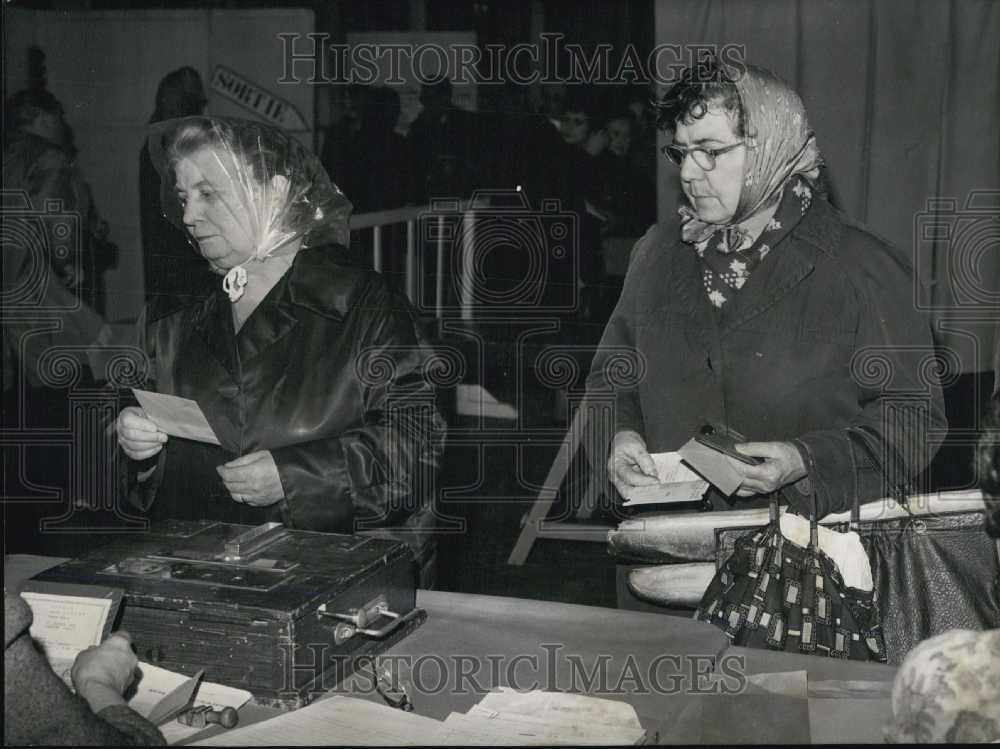 1965 Press Photo Paris Voting Bureau Opens, Ladies Cast Votes - Historic Images