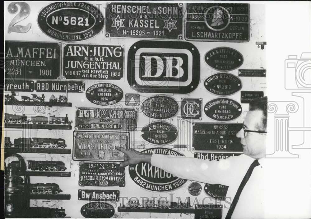 1966 Press Photo Locomotive Enthusiast Hermann Sikora. Collect Train Sign Posts.-Historic Images