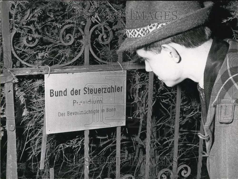 1960 Press Photo Sign for Association of Taxpayers. Bonn.-Historic Images