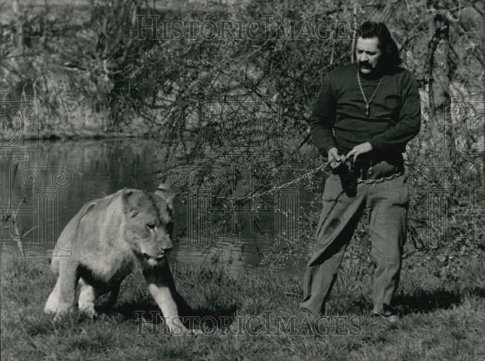 1971 Press Photo Pablo Evanoui Saved by Pet Lioness Who Woke Him During Gas Leak - Historic Images