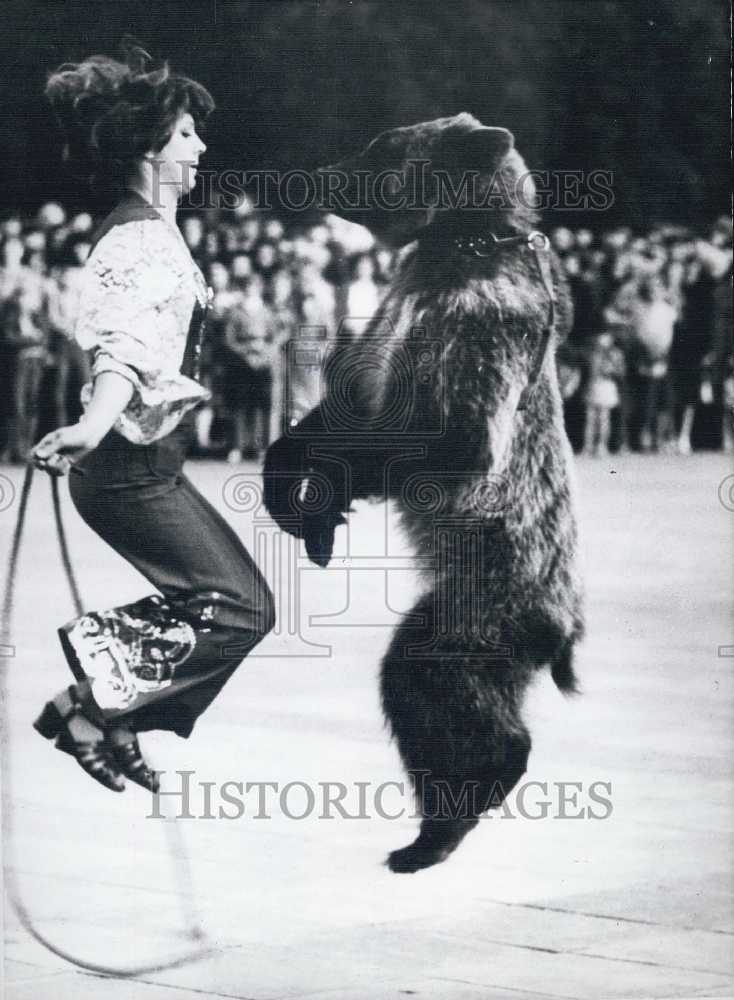 1980, Woman Jumping Rope With Bear Michka Moscow Olympics - Historic Images