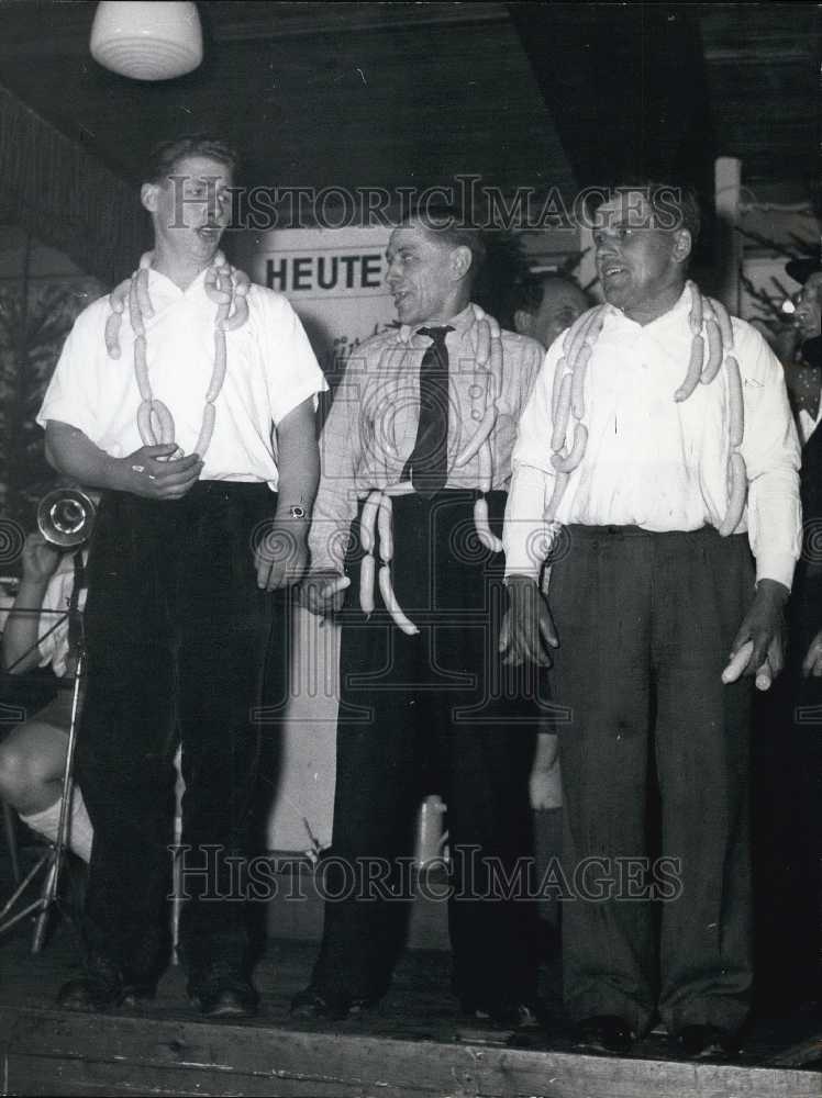 Press Photo Weisswurst Eating Competition. Contenders. - Historic Images