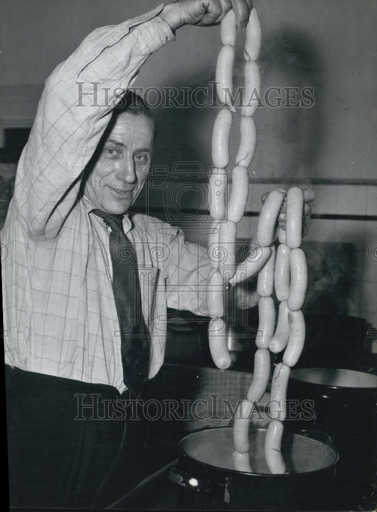 Press Photo Wiesswurst Eating World Record Attempt. Challenger Ludwig Eck. - Historic Images