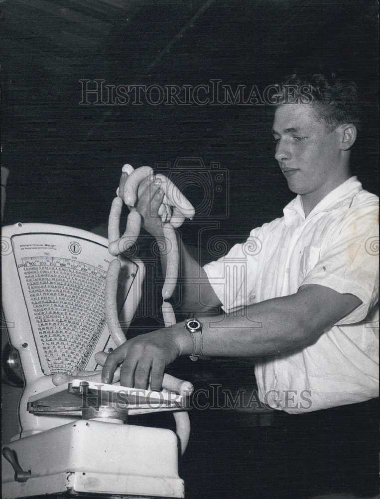 Press Photo Weisswurst Eating Competition. Gotthard Zedler Weighs His Meat.-Historic Images