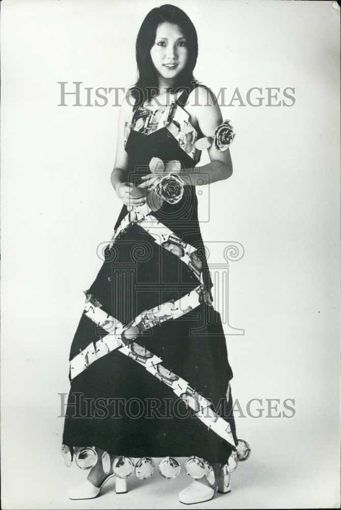 1974 Press Photo Tokyo Tin-Can Fashions-Canned Orange Cans Were Used - Historic Images