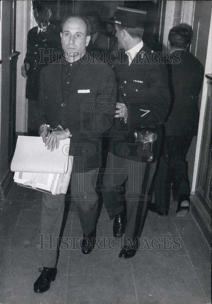 1963 Press Photo Jean Larue at Apartment Building Lawsuit-Historic Images