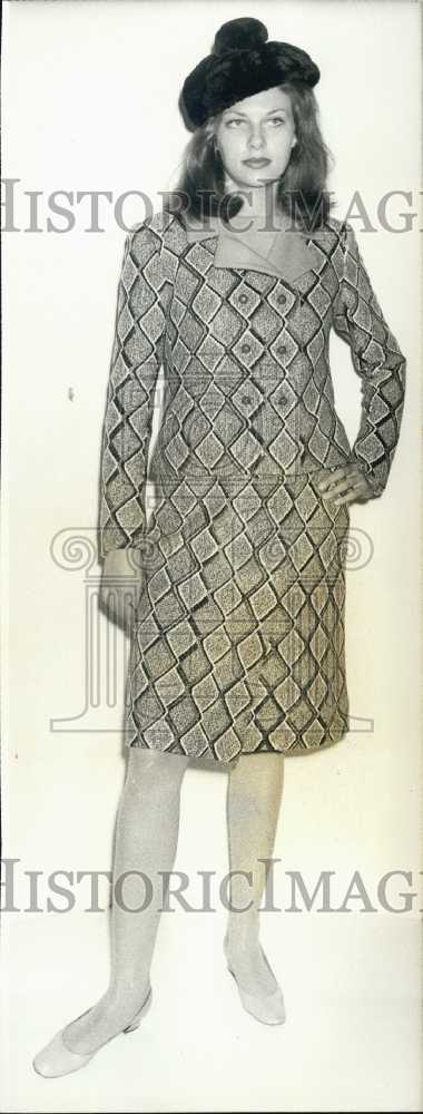 1930 Press Photo The Winter Porter. - Historic Images