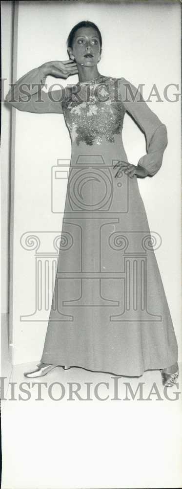 1972 Press Photo Winter Porter Long Evening Gown. - Historic Images