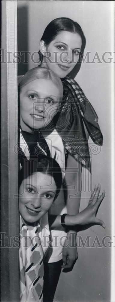 1943 Press Photo Sylvia Haden, Lorraine Naylor Angela Hartley. - Historic Images
