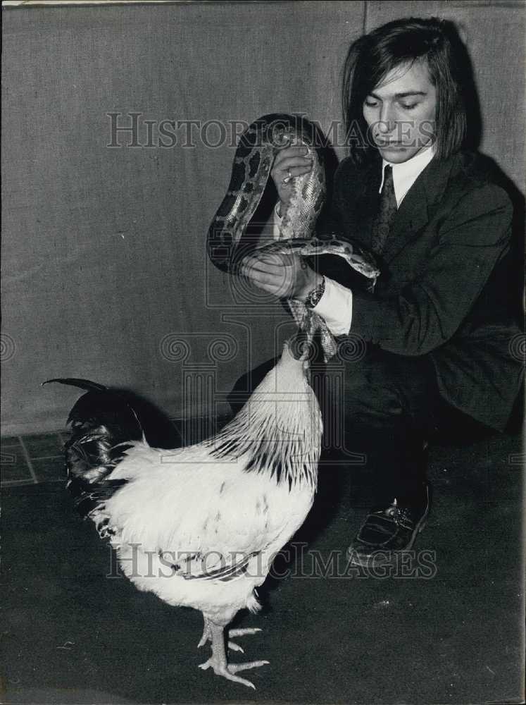 Press Photo Allain Bougrain Dubourg presents "Tommy" to the Paris Zoo. - Historic Images