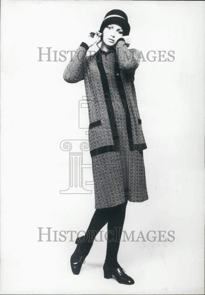 Press Photo "The Past and Present" a retro and nostalgic look. - Historic Images