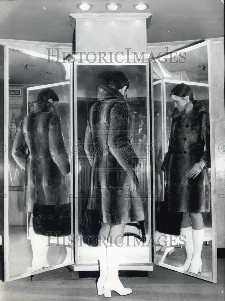 Press Photo French Fashion Model in Mirror-Historic Images