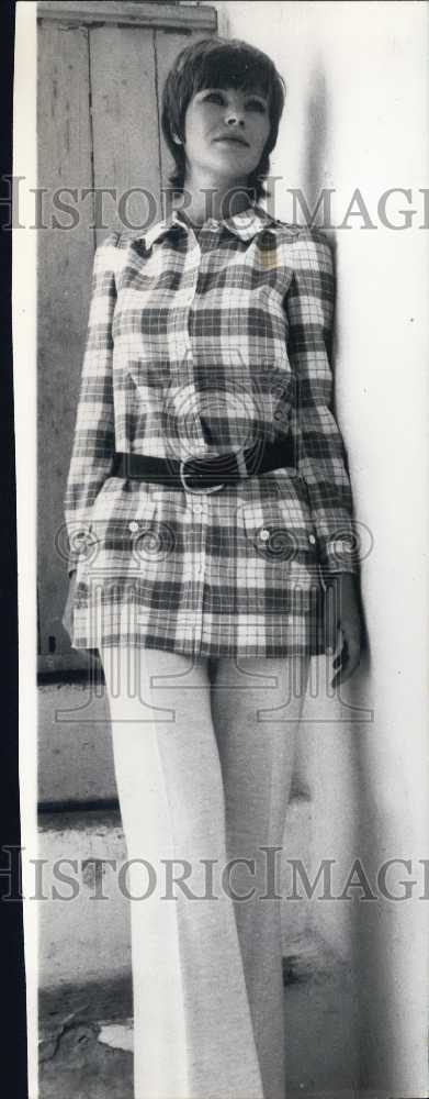 1970 Press Photo Model Wearing Spring Countryside Cotton Blouse with Back Pleat-Historic Images