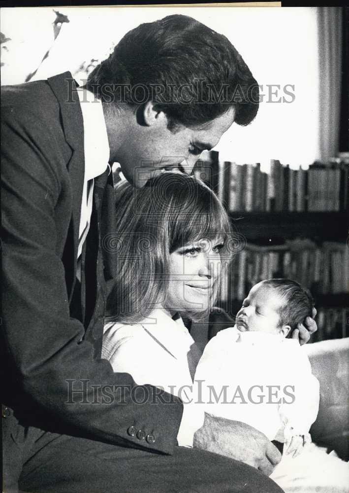 1968 Hildegard Knef, David Cameron, and Daughter Christina Antonia. - Historic Images