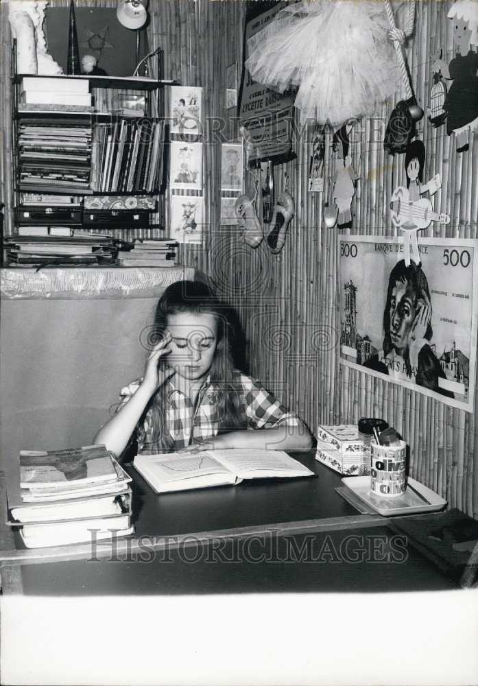 1970 Press Photo Karina De Bigard Television Actress Doing Homework Nice France - Historic Images