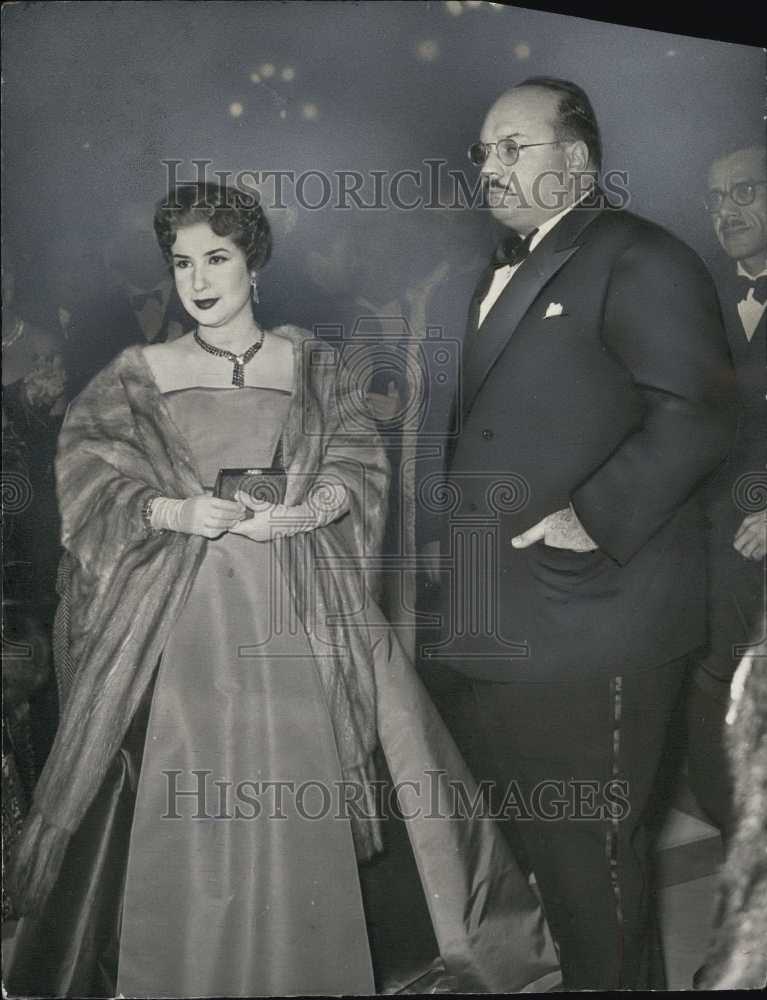 1952 Press Photo Faruk E. Signor Arrives at Hotel Dell&#39;Opera Venice Italy-Historic Images