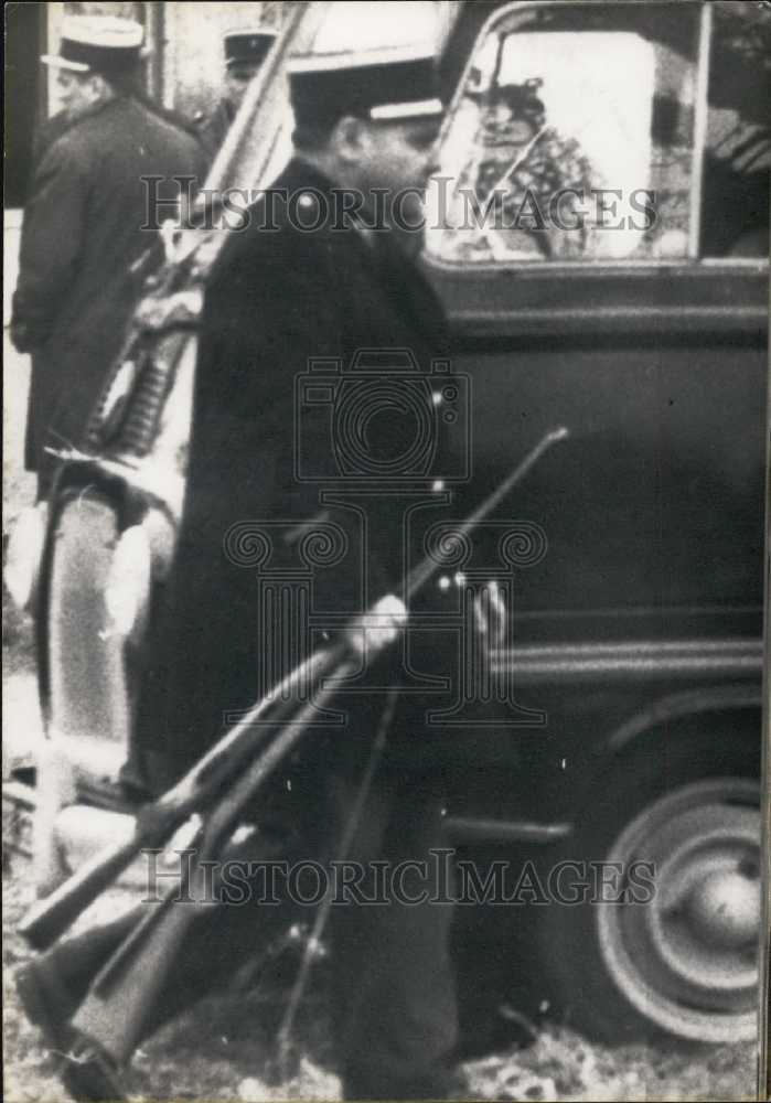 1969 Press Photo Policeman Carries Two Rifles Of Andre Fourquete Who Killed-Historic Images